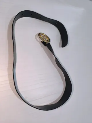 Cintura in pelle nera con fibbia dorata