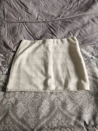 Falda corta de punto blanco