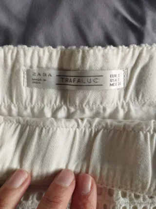 Falda corta de punto blanco