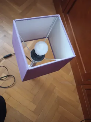 Lámpara de mesa morada y blanca