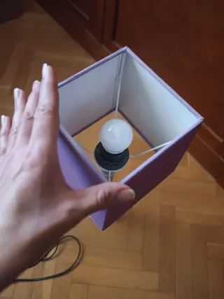 Lámpara de mesa morada y blanca