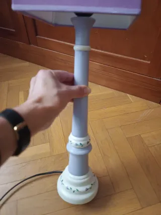 Lámpara de mesa morada y blanca