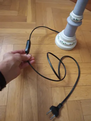 Lámpara de mesa morada y blanca