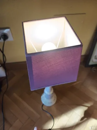 Lámpara de mesa morada y blanca