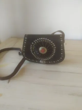 Bolso Cuero Artesanal Tachuelas y Piedra