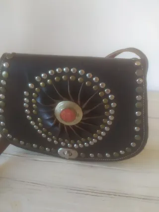 Bolso Cuero Artesanal Tachuelas y Piedra