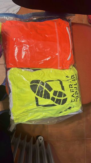 Camisetas de correr naranjas y amarillas. 14 camis