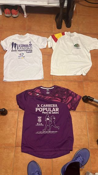 Camisetas de correr naranjas y amarillas. 14 camis