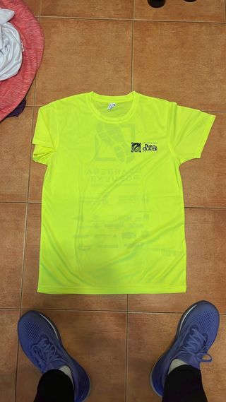 Camisetas de correr naranjas y amarillas. 14 camis