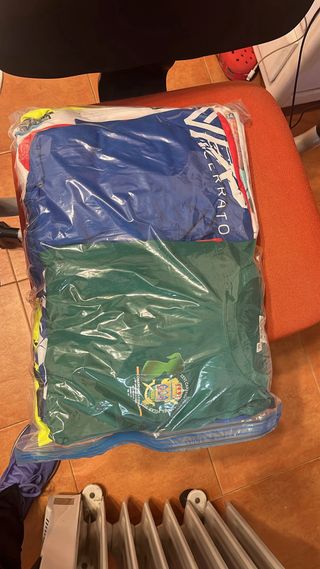 Camisetas de correr naranjas y amarillas. 14 camis