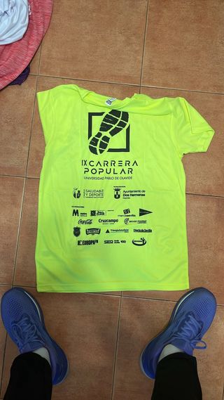 Camisetas de correr naranjas y amarillas. 14 camis