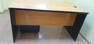 Tavolo da ufficio mediano con cassettiera abbinata