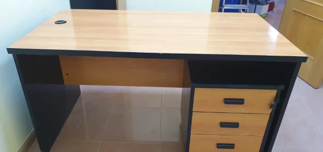 Tavolo da ufficio mediano con cassettiera abbinata