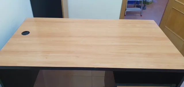 Tavolo da ufficio mediano con cassettiera abbinata