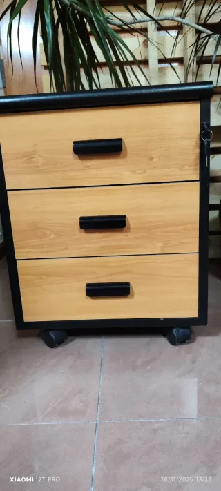 Tavolo da ufficio mediano con cassettiera abbinata