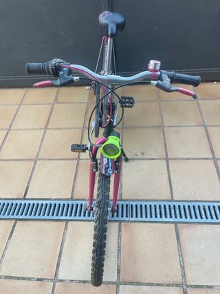 Bicicleta niña Decathlon negra y rosa