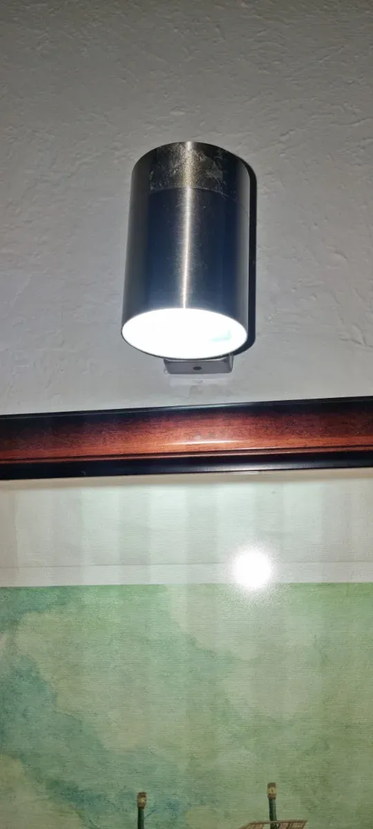 Foco de pared metálico plateado