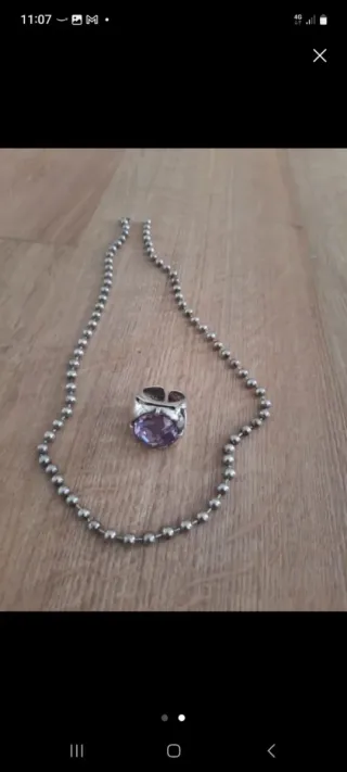 Anillo y cadena de plata con piedra morada