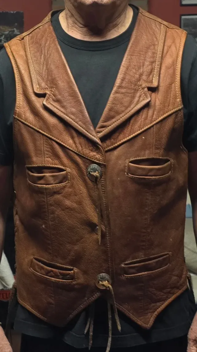 Chaleco de cuero marrón