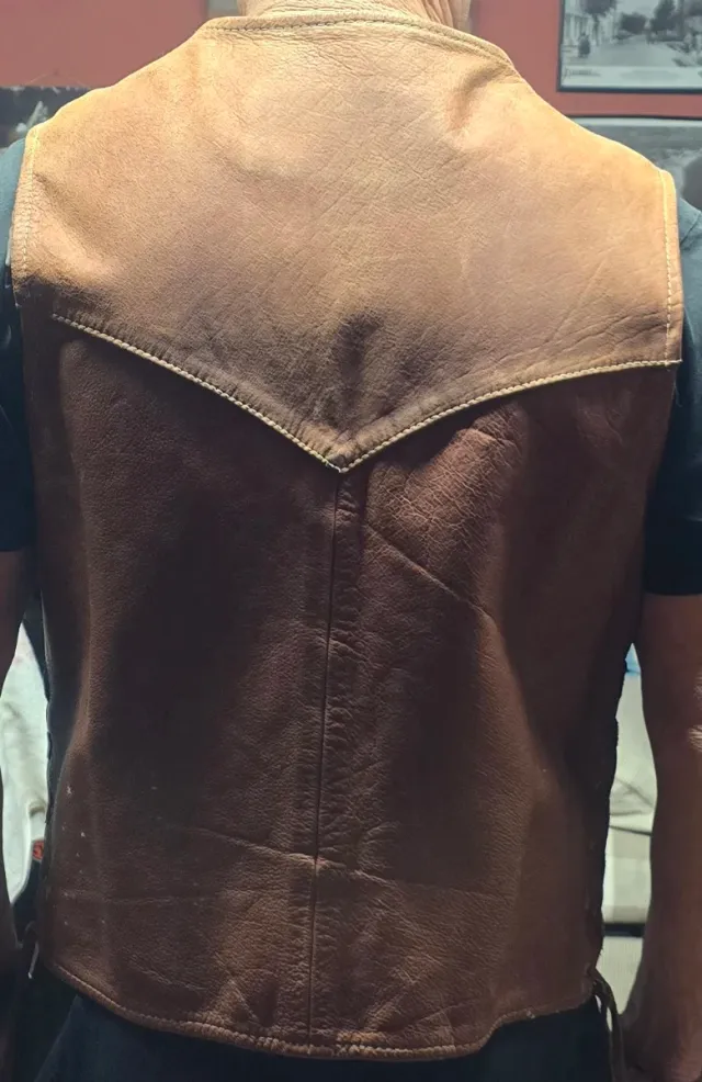 Chaleco de cuero marrón