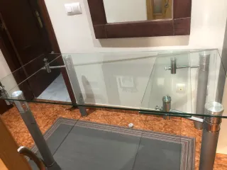 Mesa cristal y 4 sillas polipiel