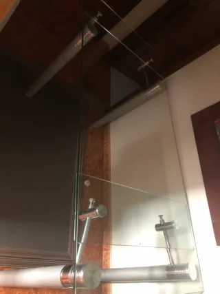 Mesa cristal y 4 sillas polipiel