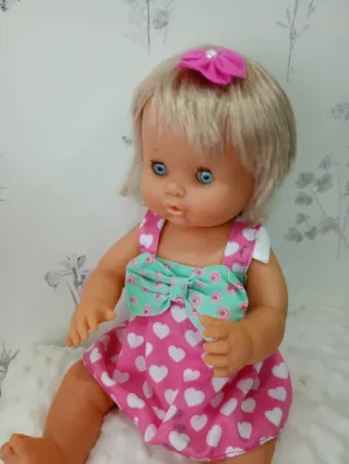 Muñeca Nenuca con vestido de corazones.