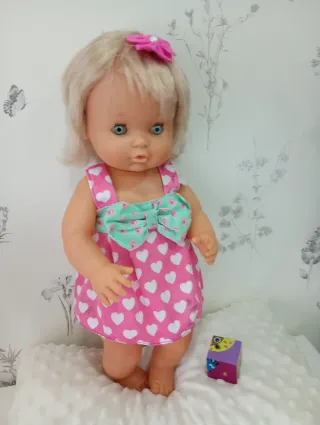Muñeca Nenuca con vestido de corazones.