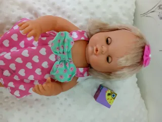 Muñeca Nenuca con vestido de corazones.