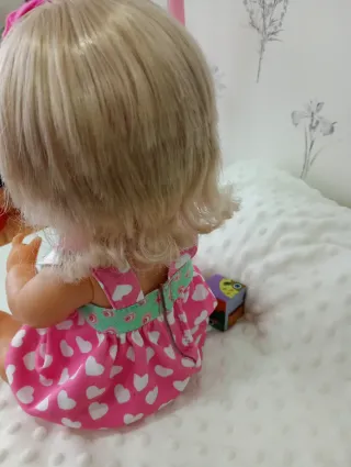 Muñeca Nenuca con vestido de corazones.