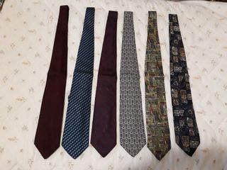 Cravatte in diversi colori, 13 pezzi