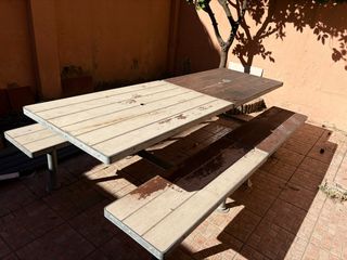 Mesa de jardín de madera y metal