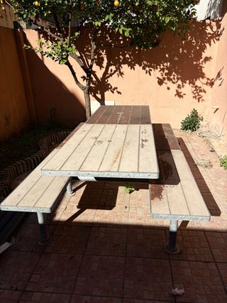 Mesa de jardín de madera y metal