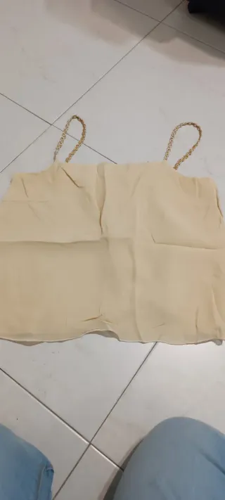 Camiseta beige con tirantes dorados