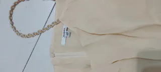 Camiseta beige con tirantes dorados