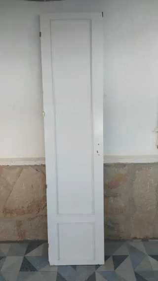 Puerta de armario blanca