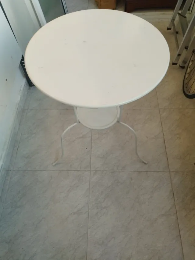 Mesa auxiliar redonda de metal