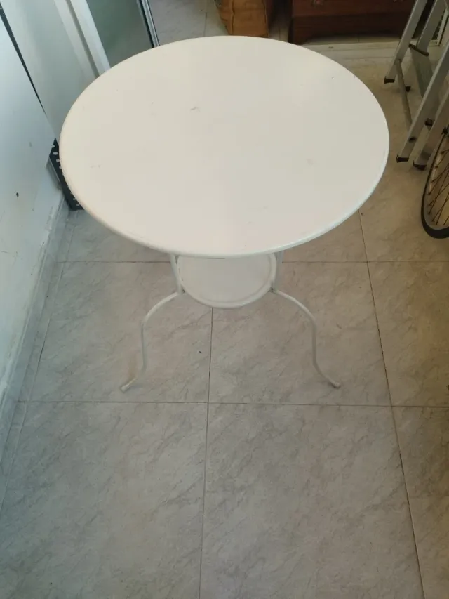 Mesa auxiliar redonda de metal