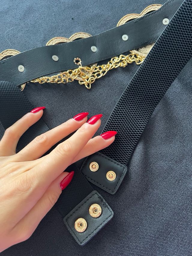 Cintura con cuori dorati e rossi