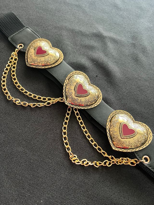 Cintura con cuori dorati e rossi