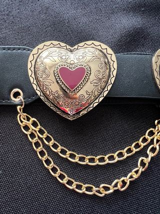 Cintura con cuori dorati e rossi