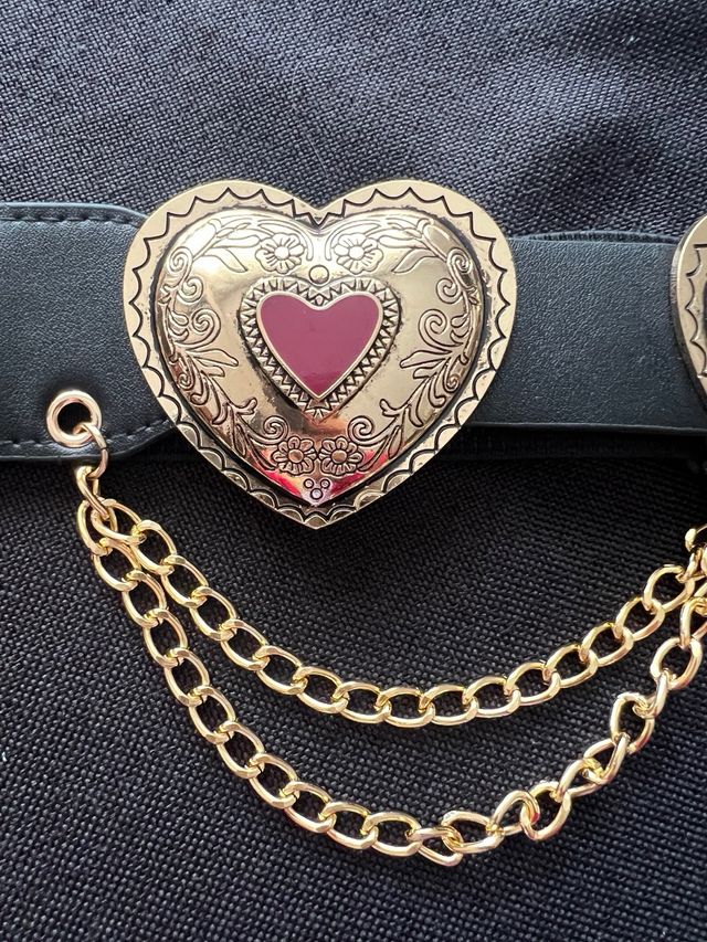 Cintura con cuori dorati e rossi