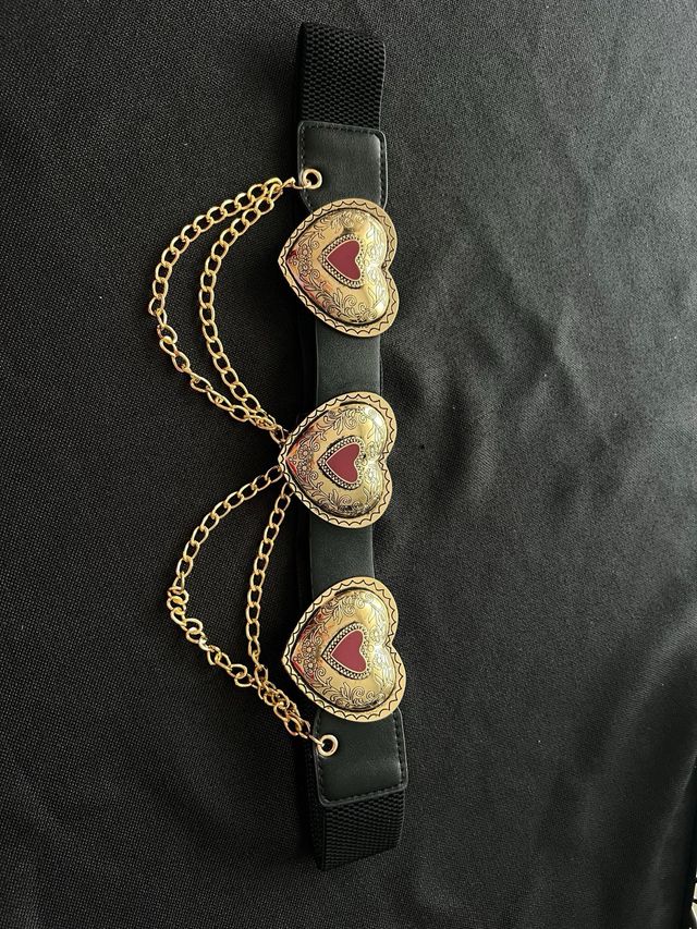 Cintura con cuori dorati e rossi