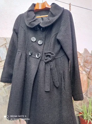 Elegante abrigo negro con botones y con flor