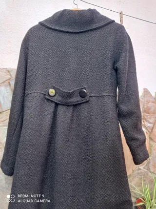 Elegante abrigo negro con botones y con flor