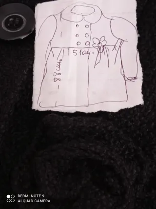 Elegante abrigo negro con botones y con flor