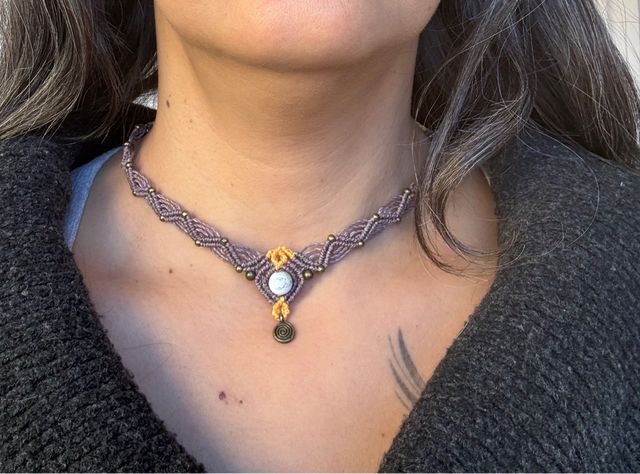 Collar macramé con piedra blanca y detalles dorado