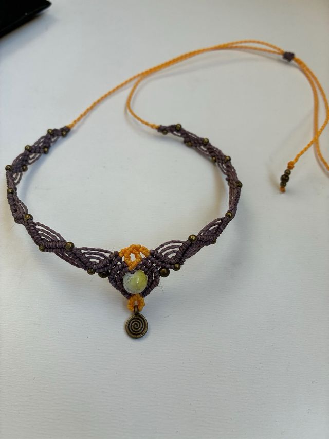 Collar macramé con piedra blanca y detalles dorado