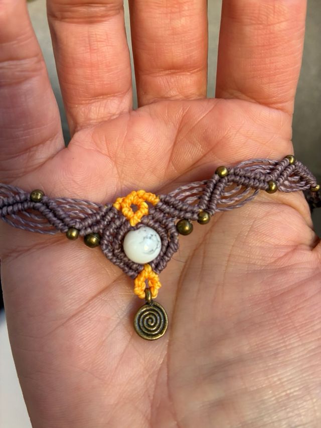 Collar macramé con piedra blanca y detalles dorado