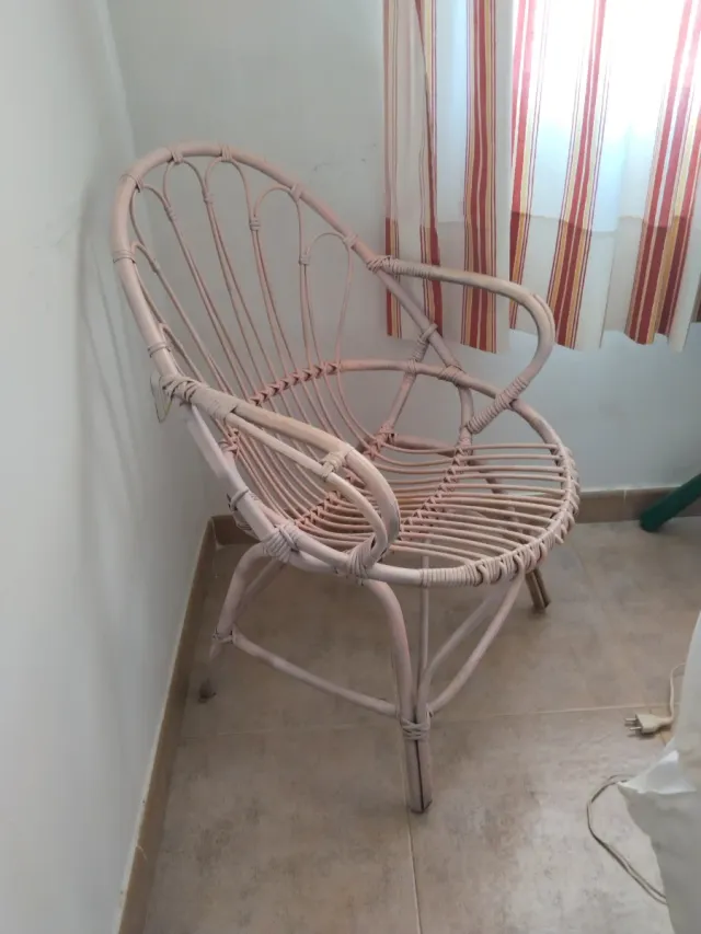 Silla de ratán beige y rosa